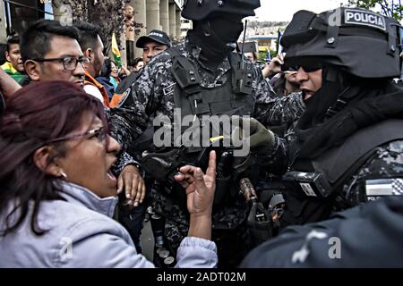 La Paz, La Paz, Bolivien. Okt, 2019 21. Auseinandersetzungen in La Paz/Bolivien. Ein Polizeioffizier argumentiert mit einem Demonstrator bei Zusammenstößen zwischen pro- und anti Evo Morales Demonstranten während der Präsidentschaftswahlen zählen Tage. Demonstranten haben auf den Straßen in Bolivien nach der Auszählung der Stimmen auf Oktober 2019 Präsidentschaftswahlen in Kontroverse über einen massiven Betrug aus dem Evo Morales mas Party abgestiegen. die Opposition im Land die Regierung von Präsident Evo Morales beschuldigt hat von Betrug nach der Zählung wurde auf mysteriöse Weise für 24 Stunden während der Abstimmungen ausgesetzt und Zählen Stockfoto