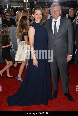 LOS ANGELES, Ca. November 9, 2016: Schauspielerin Marion Cotillard & Regisseur Robert Zemeckis zu einem speziellen Lüfter Siebung für "Verbündete" im Regency Dorf Theater, Westwood. © 2016 Paul Smith/Featureflash Stockfoto