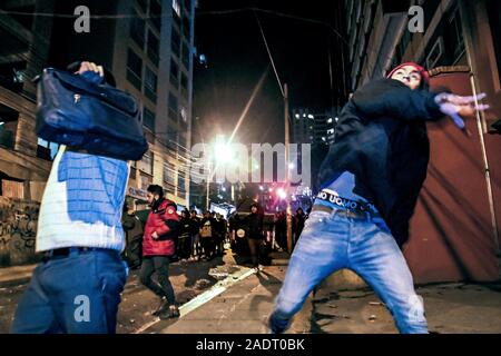 La Paz, La Paz, Bolivien. Okt, 2019 21. Auseinandersetzungen in La Paz/Bolivien. Auseinandersetzungen zwischen pro- und anti Evo Morales Demonstranten während der Präsidentschaftswahlen zählen Tage. Demonstranten haben auf den Straßen in Bolivien nach der Auszählung der Stimmen auf Oktober 2019 Präsidentschaftswahlen in Kontroverse über einen massiven Betrug aus dem Evo Morales mas Party abgestiegen. die Opposition im Land die Regierung von Präsident Evo Morales beschuldigt hat von Betrug nach der Zählung wurde auf mysteriöse Weise für 24 Stunden, während die Stimmen zählen und verweist auf die Notwendigkeit einer Dezember Run-off-Runde b ausgesetzt Stockfoto