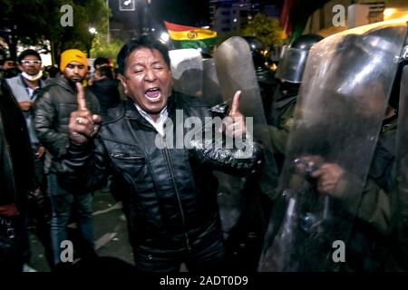 La Paz, La Paz, Bolivien. Okt, 2019 21. Auseinandersetzungen in La Paz/Bolivien. Auseinandersetzungen zwischen pro- und anti Evo Morales Demonstranten während der Präsidentschaftswahlen zählen Tage. Demonstranten haben auf den Straßen in Bolivien nach der Auszählung der Stimmen auf Oktober 2019 Präsidentschaftswahlen in Kontroverse über einen massiven Betrug aus dem Evo Morales mas Party abgestiegen. die Opposition im Land die Regierung von Präsident Evo Morales beschuldigt hat von Betrug nach der Zählung wurde auf mysteriöse Weise für 24 Stunden, während die Stimmen zählen und verweist auf die Notwendigkeit einer Dezember Run-off-Runde ausgesetzt Stockfoto