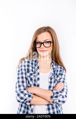 Zuversichtlich smart Student Mädchen mit Brille ihre Überfahrt Hände Stockfoto