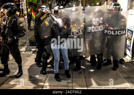 La Paz, La Paz, Bolivien. Okt, 2019 21. Auseinandersetzungen in La Paz/Bolivien. Eine Frau wird Gas bei Zusammenstößen zwischen pro- und anti Evo Morales Demonstranten während der Präsidentschaftswahlen zählen Tage gesprüht. Demonstranten haben auf den Straßen in Bolivien nach der Auszählung der Stimmen auf Oktober 2019 Präsidentschaftswahlen in Kontroverse über einen massiven Betrug aus dem Evo Morales mas Party abgestiegen. die Opposition im Land die Regierung von Präsident Evo Morales beschuldigt hat von Betrug nach der Zählung wurde auf mysteriöse Weise für 24 Stunden, während die Stimmen zählen, während sie auf die nee ausgesetzt Stockfoto