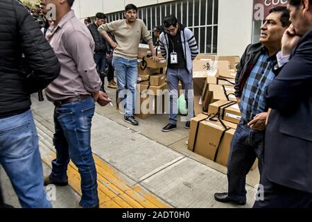 La Paz, La Paz, Bolivien. Okt, 2019 21. Auseinandersetzungen in La Paz/Bolivien. Wahlgericht Mitarbeiter sicher descovered erfüllt votation Kisten auf der Straße, während votations zählen Tage. Demonstranten haben auf den Straßen in Bolivien nach der Auszählung der Stimmen auf Oktober 2019 Präsidentschaftswahlen in Kontroverse über einen massiven Betrug aus dem Evo Morales mas Party abgestiegen. die Opposition im Land die Regierung von Präsident Evo Morales beschuldigt hat von Betrug nach der Zählung wurde auf mysteriöse Weise für 24 Stunden, während die Stimmen zählen und verweist auf die Notwendigkeit einer Dezember ausgesetzt Stockfoto