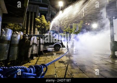 La Paz, La Paz, Bolivien. 23 Okt, 2019. Auseinandersetzungen in La Paz/Bolivien. Polizei mit Wasser gegen Unruhen Lkw gegen Demonstranten, in der Nähe vom Wahlgericht in La Paz, Bolivien. Demonstranten haben auf den Straßen in Bolivien nach der Auszählung der Stimmen auf Oktober 2019 Präsidentschaftswahlen in Kontroverse über einen massiven Betrug aus dem Evo Morales mas Party abgestiegen. die Opposition im Land die Regierung von Präsident Evo Morales beschuldigt hat von Betrug nach der Zählung wurde auf mysteriöse Weise für 24 Stunden, während die Stimmen zählen und verweist auf die Notwendigkeit einer Dezember laufen ausgesetzt - Runden zwisch Stockfoto