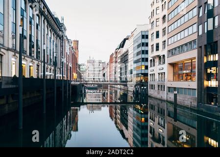 Hamburg, Deutschland - 2 August 2019: Malerische Aussicht auf Bleichenfleet Kanal mit Luxus Fashion Stores Reflexion auf dem Wasser am Abend Stockfoto