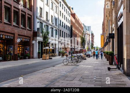 Hamburg, Deutschland - 3. August 2019: Malerische Aussicht auf Straße mit Luxus Fashion Stores Stockfoto