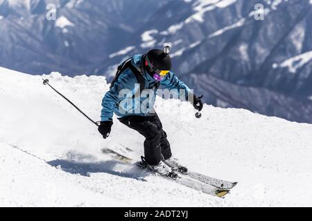 Skifahrer in blaue Kleidung genießen Winter Urlaub. Skifahrer aus dem Titel auf Neuschnee im schönen, sonnigen kalten Tag in den Bergen. Happy Ski und snowboa Stockfoto