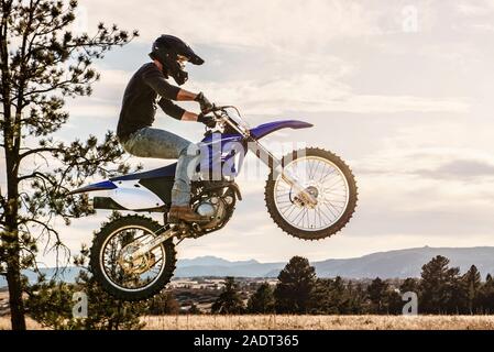 Junger Mann Dirt Biking in den Ausläufern in Colorado Stockfoto