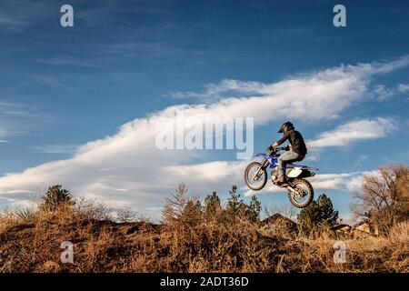 Zwei junge Männer Dirt Biking in den Ausläufern in Colorado Stockfoto