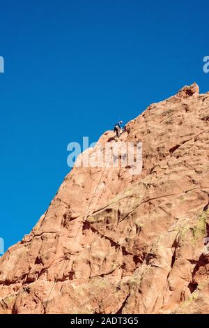 Männliche Kletterer im Garten der Götter Colorado Stockfoto