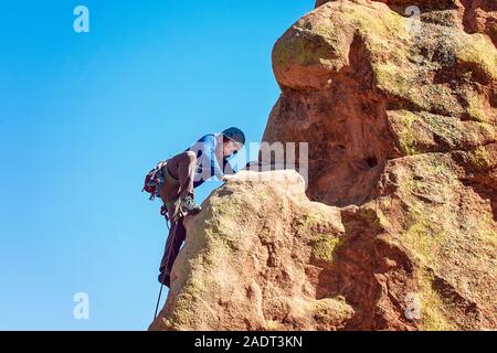 Männliche Kletterer im Garten der Götter Colorado Stockfoto