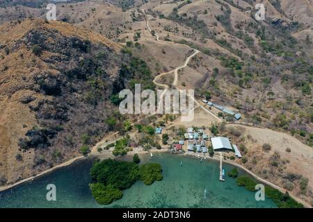 Schöne Aussicht die Manjaja Fischerdorf und Saloka Insel mit Blau und grean Ozean und traditionellen hölzernen Steg in Labuan Bajo, Indones entfernt Stockfoto