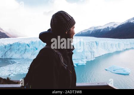 Männliche Reisende in der Nähe der Gletscher an bewölkten Tag Stockfoto