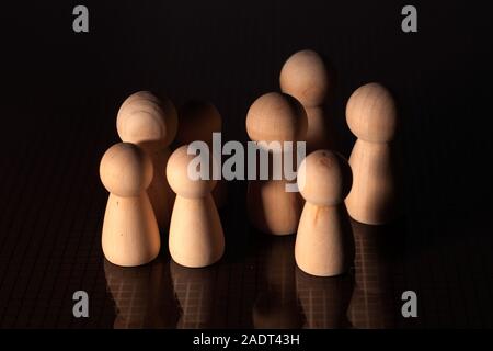 Nahaufnahme einer Gruppe von Holz- Schachfiguren auf einem dunklen Hintergrund. Gruppe Konzept. Konzept der Gemeinschaft Stockfoto