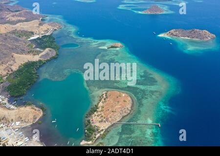 Schöne Aussicht die Manjaja Fischerdorf und Saloka Insel mit Blau und grean Ozean und traditionellen hölzernen Steg in Labuan Bajo, Indones entfernt Stockfoto
