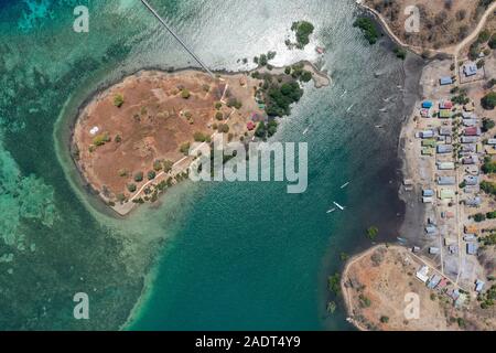 Schöne Aussicht die Manjaja Fischerdorf und Saloka Insel mit Blau und grean Ozean und traditionellen hölzernen Steg in Labuan Bajo, Indones entfernt Stockfoto