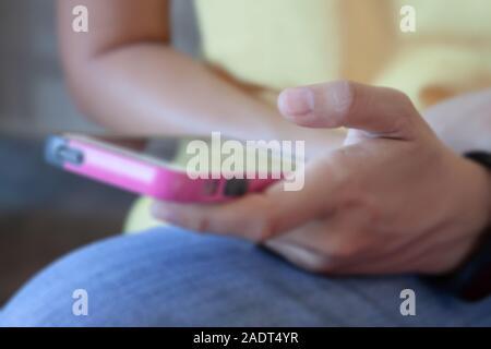 Close up Frau mit Smartphone, Foto Stockfoto