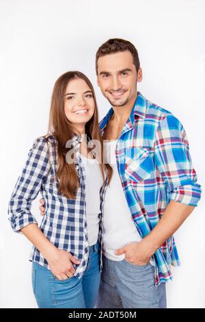 Portrait von netten jungen Paar in Karo-hemden Stockfoto