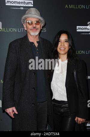 Los Angeles, CA. 4. Dez, 2019. Billy Bob Thornton, Connie Angland in der Ankunftshalle für EINE MILLION kleine Stücke Special Screening, das Hotel in London, Los Angeles, CA 4. Dezember 2019. Credit: Elizabeth Goodenough/Everett Collection/Alamy leben Nachrichten Stockfoto