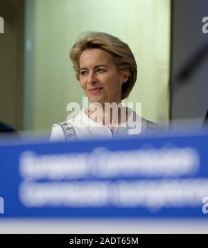 04 Dezember 2019, Belgien, Brüssel: Die EU-Kommission Präsidentin Ursula von der Leyen spricht mit Medien im Berlaymont, dem Sitz der EU-Kommission. - Keine LEITUNG SERVICE Foto: Thierry Monasse/dpa Stockfoto