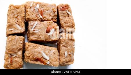 Indische Diwali süße Speisen Kalakand Wissen auch als Halwa oder Mawa Kalakand ist eine cremige Delikatesse aus Paneer oder Hüttenkäse, die Schale mit Ursprung in Stockfoto