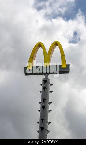 Reklametafeln McDonalds am Himmel in Diemen Niederlande 2019 Stockfoto