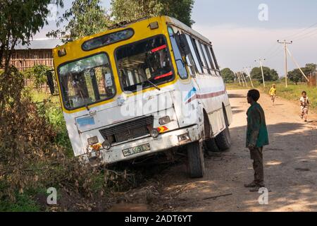 Eth 468 Äthiopien, Amhara-region, Bahir Dar, Tissisat, lokaler Transport, Bus in den Graben am Straßenrand Stockfoto