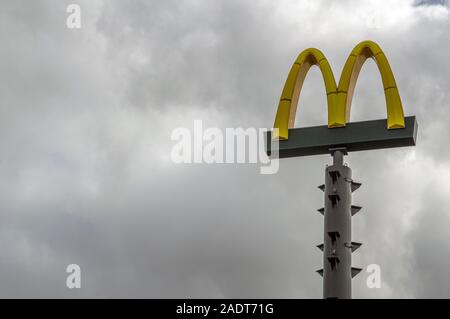 Reklametafeln McDonalds am Himmel in Diemen Niederlande 2019 Stockfoto
