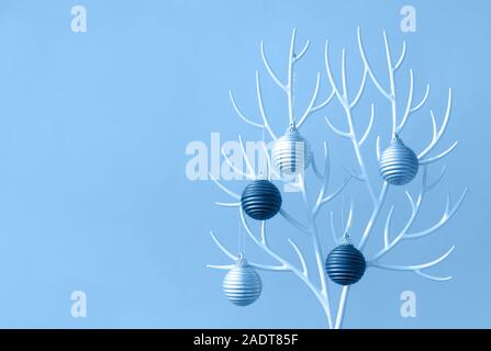 Weihnachtsbaum aus weißem Kunststoff Hörner und Christbaumkugel Dekoration Stockfoto