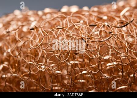 Künstlerische Zusammenfassung Hintergrund Blick auf ein Makro fotografierte helle Kupfer drahtgeflecht schwamm Stockfoto
