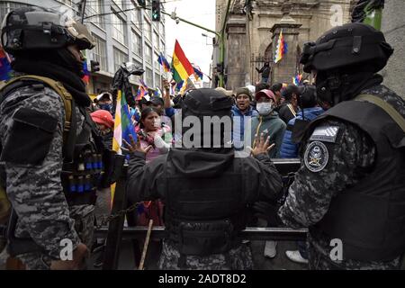 La Paz, La Paz, Bolivien. 12 Nov, 2019. Auseinandersetzungen in La Paz/Bolivien. La Paz Meuterei gegen Ausschreitungen der Polizei versuchen, zu einem Pro Evo Morales rally Fragen für neue zeitliche Präsident AÃ±ez zu beenden. Demonstranten haben auf den Straßen in Bolivien nach der Auszählung der Stimmen auf Oktober 2019 Präsidentschaftswahlen in Kontroverse über einen massiven Betrug aus dem Evo Morales mas Party abgestiegen. die Opposition im Land die Regierung von Präsident Evo Morales beschuldigt hat von Betrug nach der Zählung wurde auf mysteriöse Weise für 24 Stunden, während die Stimmen zählen und verweist auf die Notwendigkeit einer ausgesetzt Stockfoto