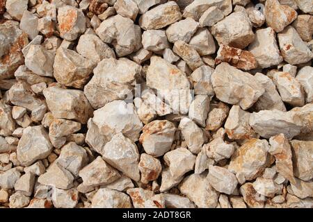Steine aus einem Steinbruch als Hintergrund Stockfoto
