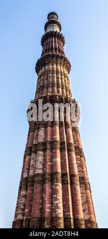 Detailansicht auf Qutb Minar mit Motiven auf den oberen Ebenen. UNESCO-Welterbe in Mehrauli, Delhi, Indien, Asien. Stockfoto