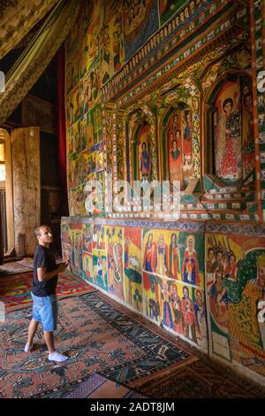 Äthiopien, Amhara-region, Bahir Dar, Lake Tana, Zege Halbinsel, C 14 Ura Kidane Mehret Kirche, touristische bewundern traditionelle Wandmalerei Stockfoto