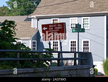 Glastonbury, CT USA. Okt 2019. Straßenschild zu den felsigen Hügel Glastonbury Fährverbindungen, die älteste Fährverbindung in den Vereinigten Staaten. Stockfoto