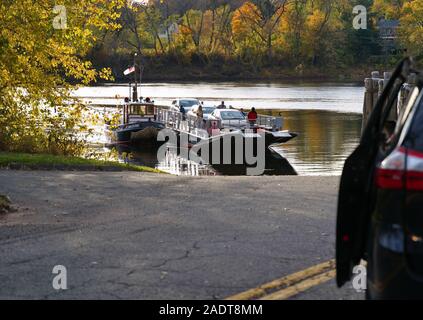 Glastonbury, CT USA. Okt 2019. Fähre aus der felsigen Hügel Seite des Connecticut River. Stockfoto