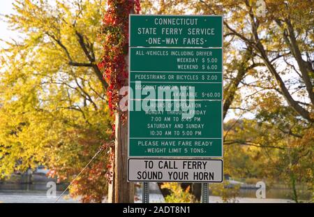 Glastonbury, CT USA. Okt 2019. Connecticut State Ferry Service Zeichen mit Ticket Kosten, Zeitpläne und andere Informationen. Stockfoto