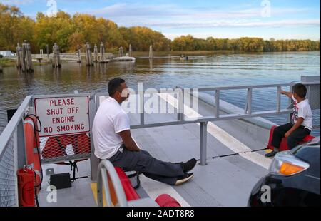 Glastonbury, CT USA. Okt 2019. Vater und Sohn Warten auf die Fähre zur Anlegestelle an der felsigen Hügel Seite des Connecticut River. Stockfoto