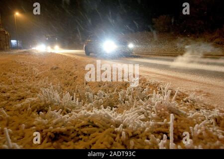 Ulm, Deutschland. 05 Dez, 2018. Autos fahren auf winterlichen Straßen in den Morgen. Am Straßenrand sind Pflanzen mit Raureif bedeckt. Es gab bereits mehrere Unfälle auf eisglatten Straßen am Donnerstag. Credit: Ralf Zwiebler/dpa/Alamy leben Nachrichten Stockfoto