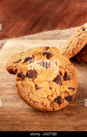 Chocolate Chip Cookie, Glutenfrei, eine Nahaufnahme auf einem dunklen rustikalen Hintergrund mit Kopie Raum Stockfoto