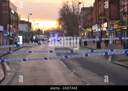 Ein Shooting fand am Woodgreen High Street letzte Nacht. Ein Mann wurde während der Dreharbeiten getroffen und wurde zu einem North London Hospital in den frühen Morgenstunden hetzte sagte in einem lebensbedrohlichen Zustand zu sein. Das Opfer wurde verwaltet über die Straße nach dem Schuß zu Sicherheit, wo Hilfe bald kommen könnte, zu unterstützen. Aufgrund dieser Bewegung von der einen Seite der Straße zur anderen, der ganze Weg war gesperrt und der Verkehr als die Mehrheit der Woodgreen High Street umgeleitet mit Klebeband ab, um den Tatort zu bewahren. Stockfoto