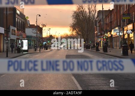 Ein Shooting fand am Woodgreen High Street letzte Nacht. Ein Mann wurde während der Dreharbeiten getroffen und wurde zu einem North London Hospital in den frühen Morgenstunden hetzte sagte in einem lebensbedrohlichen Zustand zu sein. Das Opfer wurde verwaltet über die Straße nach dem Schuß zu Sicherheit, wo Hilfe bald kommen könnte, zu unterstützen. Aufgrund dieser Bewegung von der einen Seite der Straße zur anderen, der ganze Weg war gesperrt und der Verkehr als die Mehrheit der Woodgreen High Street umgeleitet mit Klebeband ab, um den Tatort zu bewahren. Stockfoto