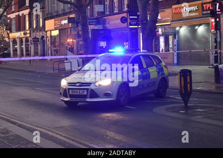 Ein Shooting fand am Woodgreen High Street letzte Nacht. Ein Mann wurde während der Dreharbeiten getroffen und wurde zu einem North London Hospital in den frühen Morgenstunden hetzte sagte in einem lebensbedrohlichen Zustand zu sein. Das Opfer wurde verwaltet über die Straße nach dem Schuß zu Sicherheit, wo Hilfe bald kommen könnte, zu unterstützen. Aufgrund dieser Bewegung von der einen Seite der Straße zur anderen, der ganze Weg war gesperrt und der Verkehr als die Mehrheit der Woodgreen High Street umgeleitet mit Klebeband ab, um den Tatort zu bewahren. Stockfoto