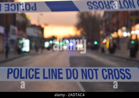 Ein Shooting fand am Woodgreen High Street letzte Nacht. Ein Mann wurde während der Dreharbeiten getroffen und wurde zu einem North London Hospital in den frühen Morgenstunden hetzte sagte in einem lebensbedrohlichen Zustand zu sein. Das Opfer wurde verwaltet über die Straße nach dem Schuß zu Sicherheit, wo Hilfe bald kommen könnte, zu unterstützen. Aufgrund dieser Bewegung von der einen Seite der Straße zur anderen, der ganze Weg war gesperrt und der Verkehr als die Mehrheit der Woodgreen High Street umgeleitet mit Klebeband ab, um den Tatort zu bewahren. Stockfoto