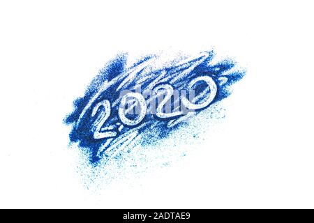 Inschrift 2020 auf einem Hintergrund von verstreuten Blau glänzend funkelt auf dem weißen Hintergrund. Stockfoto