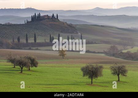 Berühmte Podere Belvedere im Morgenlicht, im Herzen der Toskana, in der Nähe von San Quirico in de Val d ' Orcia-Tal Stockfoto