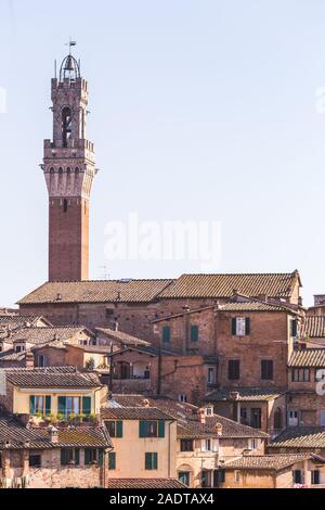 Siena Italien, mit Blick auf den Dom und die umliegenden Gebäude in der Skyline der Stadt Siena in der Toskana, Italien. Stockfoto