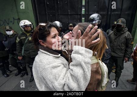 La Paz, La Paz, Bolivien. Nov, 2019 21. Auseinandersetzungen in La Paz/Bolivien. Verwandte von ein junger Demonstrant von der Polizei festgenommen und der Verdacht auf einen Militärkonvoi dynamite Angriff in einem der letzten Zusammentreffen in La Paz zu beteiligen. Demonstranten haben auf den Straßen in Bolivien nach der Auszählung der Stimmen auf Oktober 2019 Präsidentschaftswahlen in Kontroverse über einen massiven Betrug aus dem Evo Morales mas Party abgestiegen. die Opposition im Land die Regierung von Präsident Evo Morales beschuldigt hat von Betrug nach der Zählung wurde auf mysteriöse Weise für 24 Stunden, während die Stimmen zählen Wh ausgesetzt Stockfoto