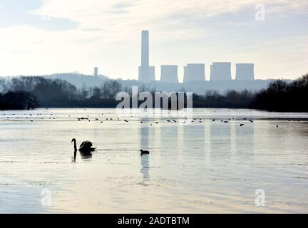 Naturschutzgebiet Attenborough mit Ratcliffe-on-Soar Power Station im Hintergrund, Nottingham, England, Großbritannien Stockfoto