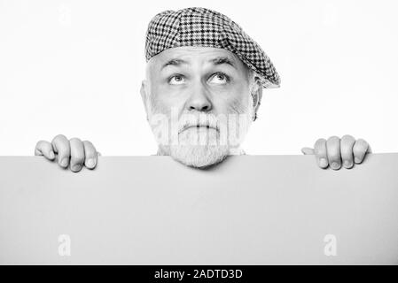 Brauchen Sie eine Inspiration. wollte. Kopieren raum Informationen besänftigen. Denken reifer Mann im Retro-Stil hat. Älterer bärtiger Mann Ort Ankündigung auf das Banner. Job suchen. Benötigen Sie Hilfe. Werbung Shop. Stockfoto